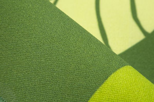 Leketeppe med bladmønster – 300 x 200 cm