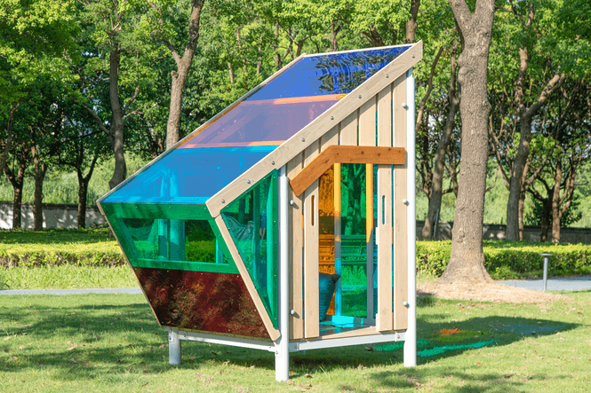 Hovedbilde Utehus med fargede paneler