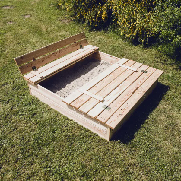 Sandkasse med benk og lokk i lerk – 120 × 120 cm